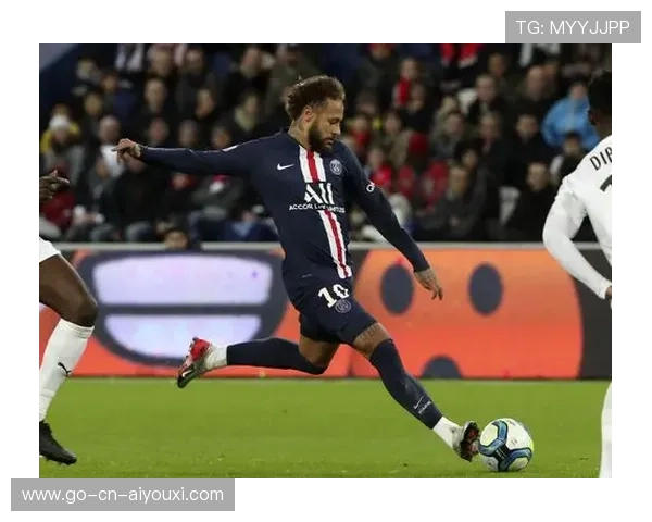 内马尔与少年选手切磋技术,耐心教导被广泛传播